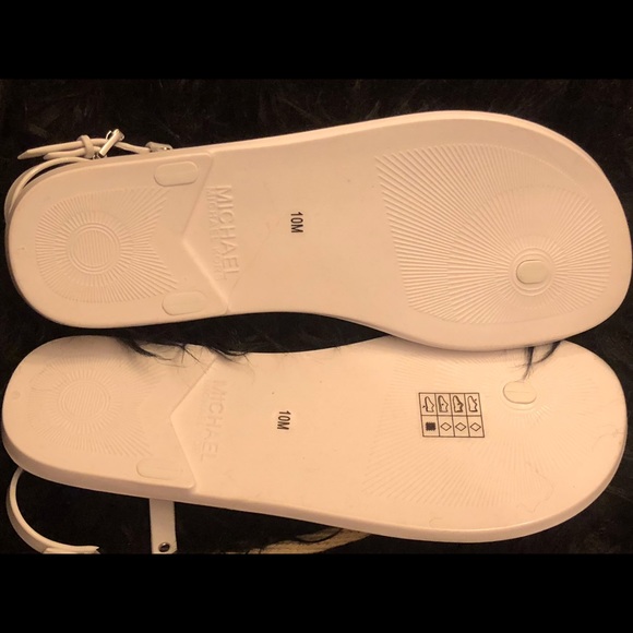 Michael KORS Knotted T-Strap Sandals - Picture 4 of 7